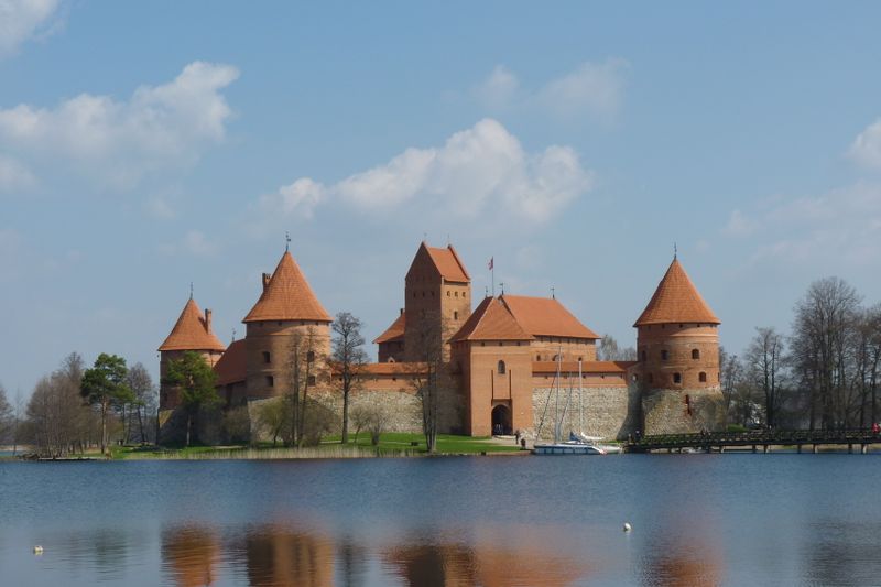 Trakų pilys Galvės ežere – Trakų miestas