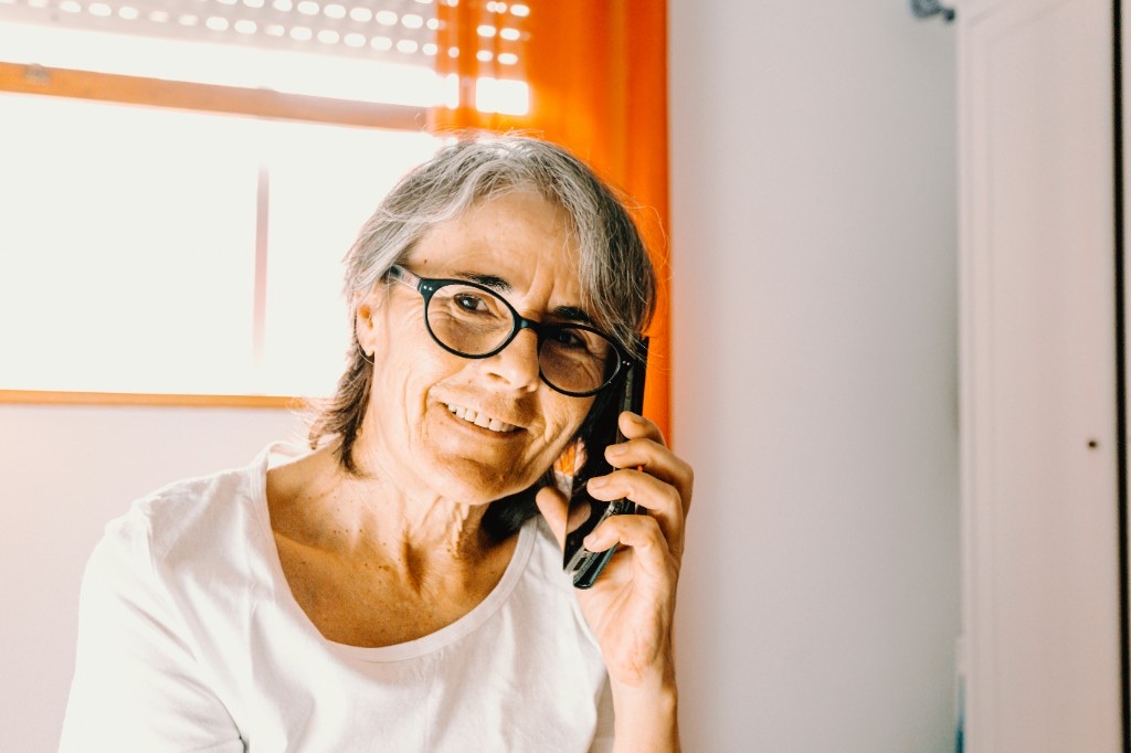 Moteris kalba telefonu – susisiekite su mumis bet kuriuo metu